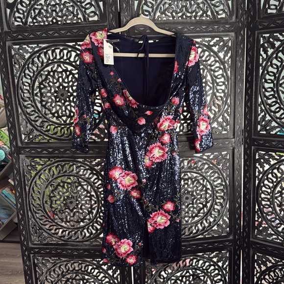 Gorgeous sequins dress with flowers. Head turning piece. NWT. Size 6. - Picture 4 of 6